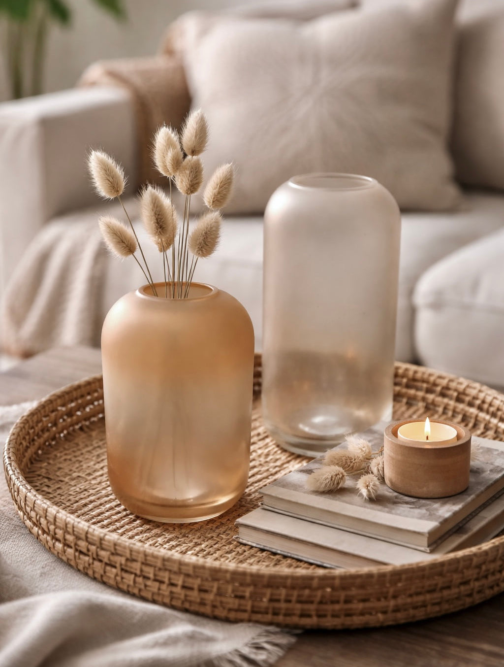 סט 2 אגרטלים מזכוכית חלבית בגימור מט