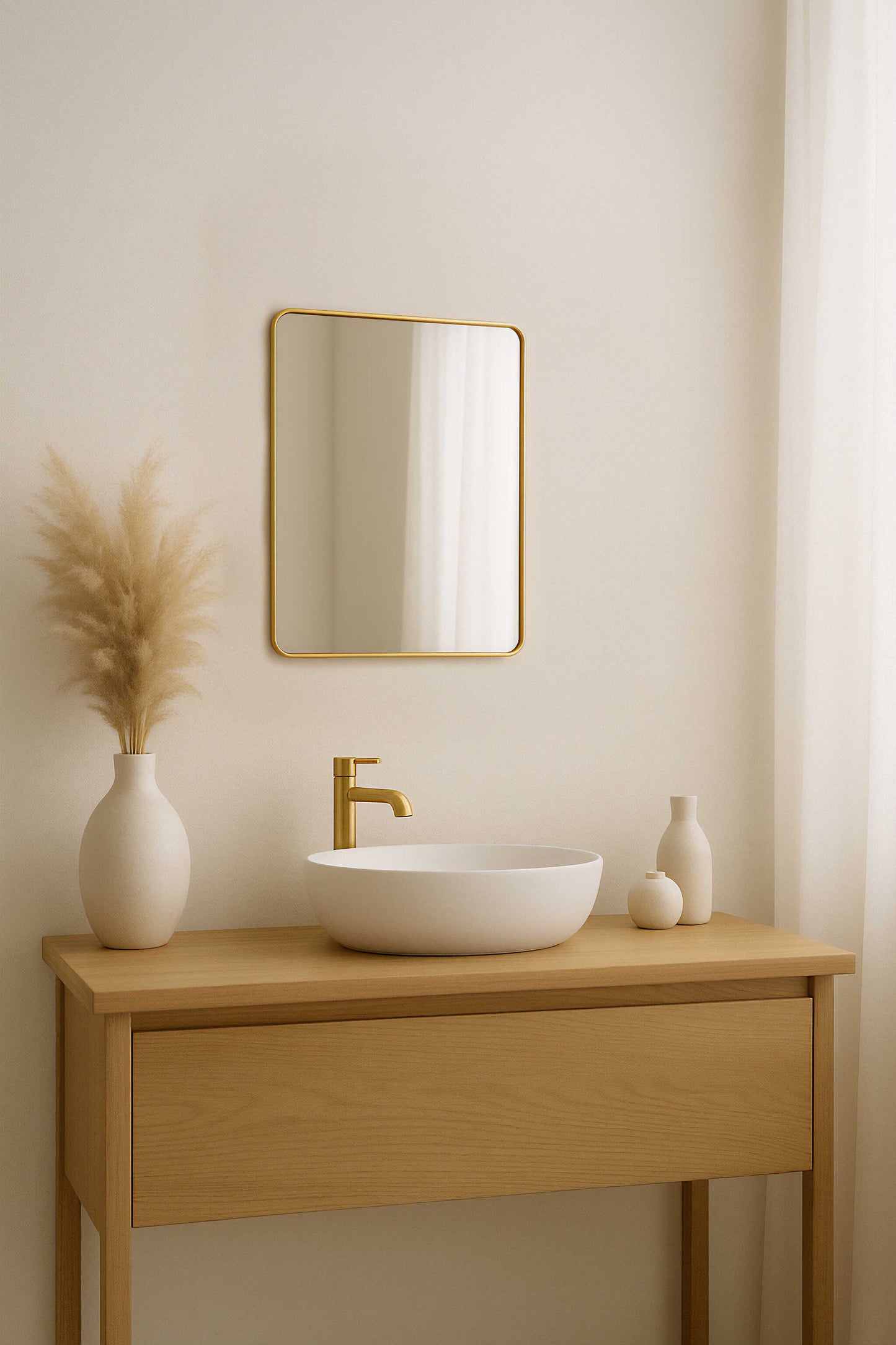 מראה מעוצבת במסגרת זהב עדינה