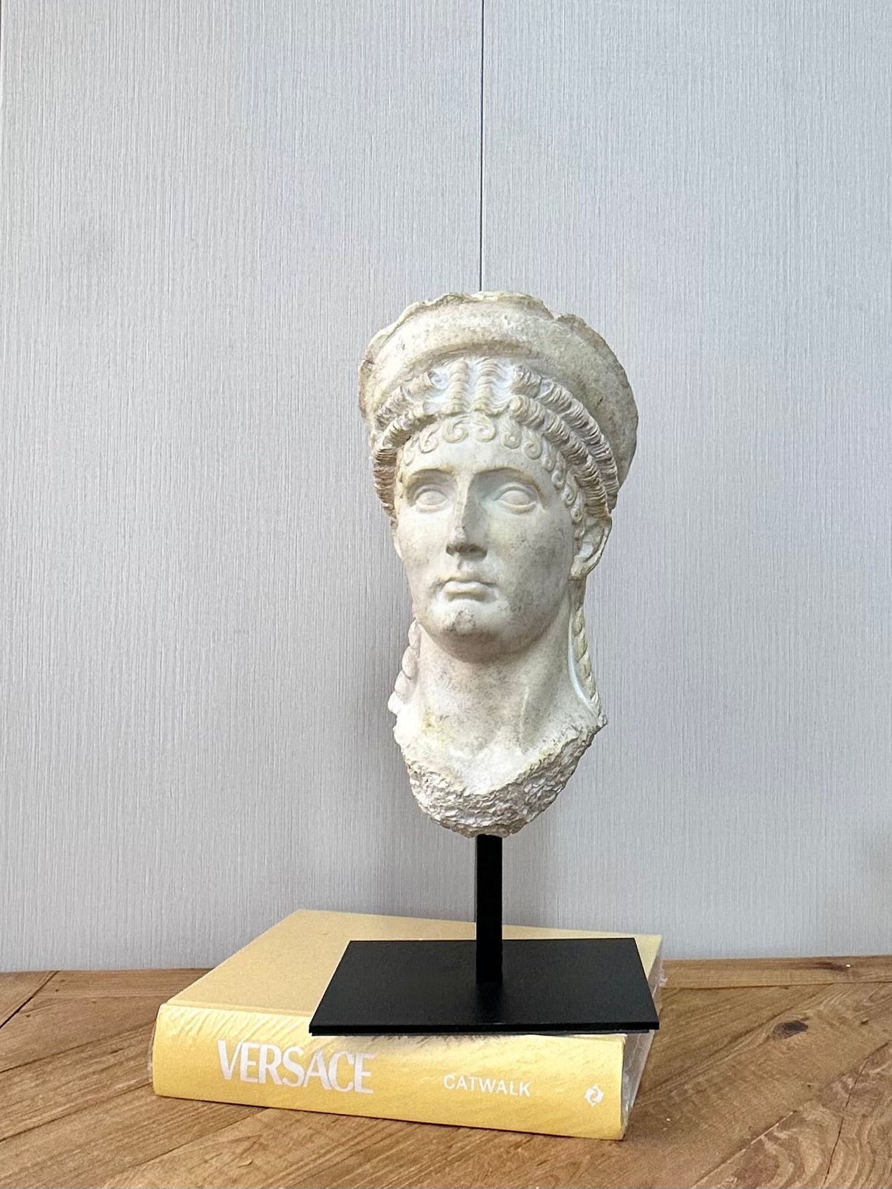 ראש פסל רומי קלאסי פריט עיצובי אלגנטי על סטנד