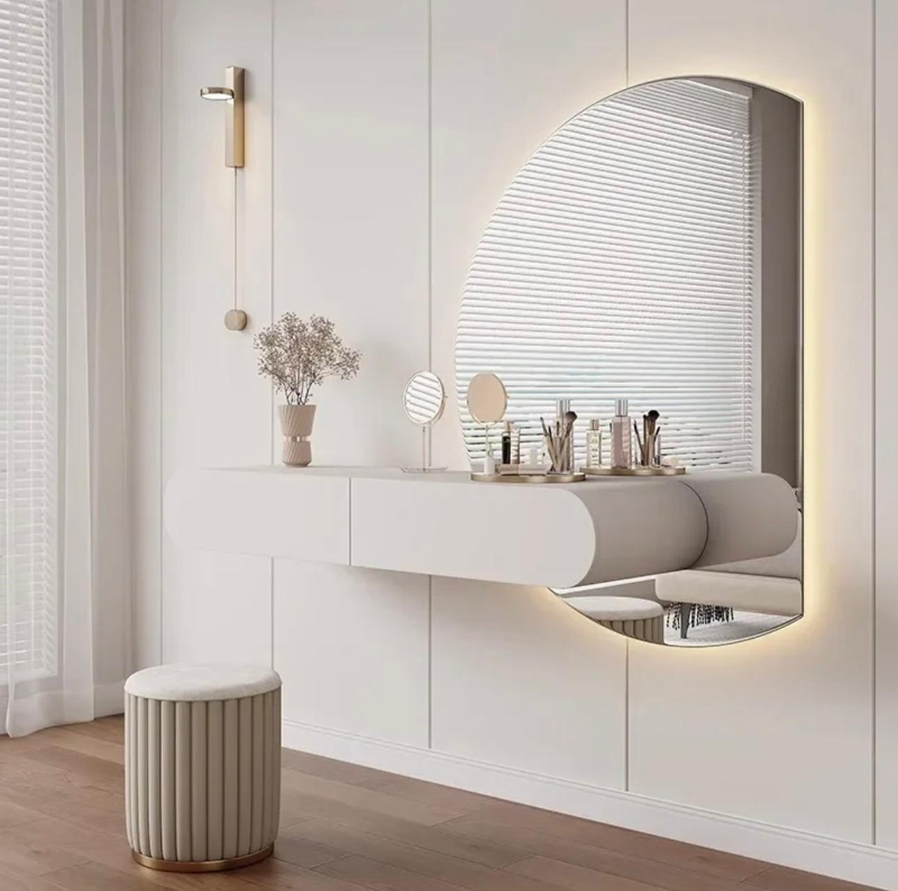 פינת איפור הכוללת שידה צפה