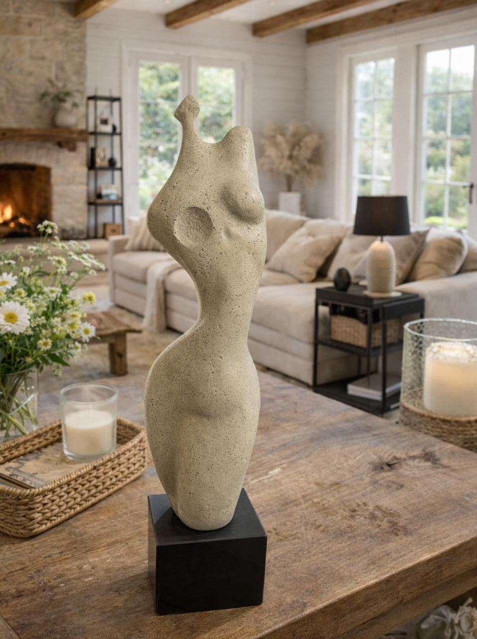 פסל גוף נשי בצבע אבן