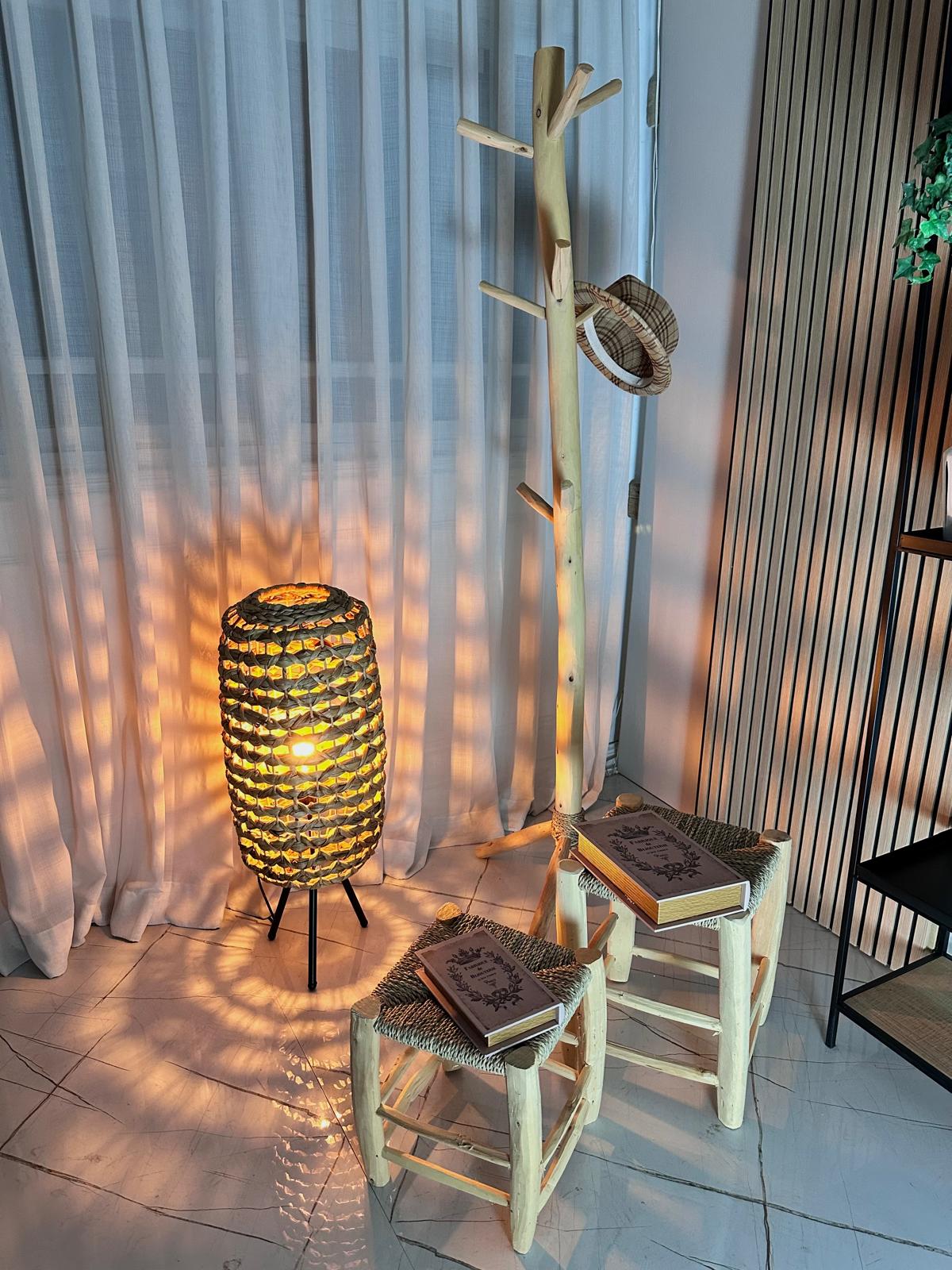 מנורת קש רצפתית