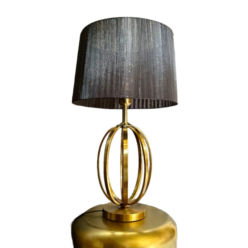 מנורה שולחנית – הוטל גולד אנד בלאק