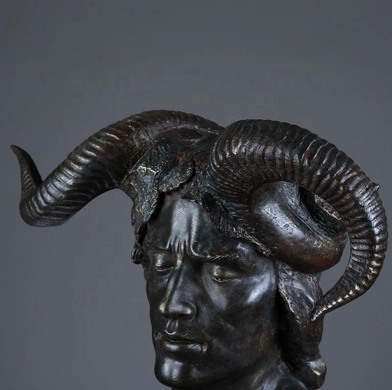 פסל שרף עם קרניים