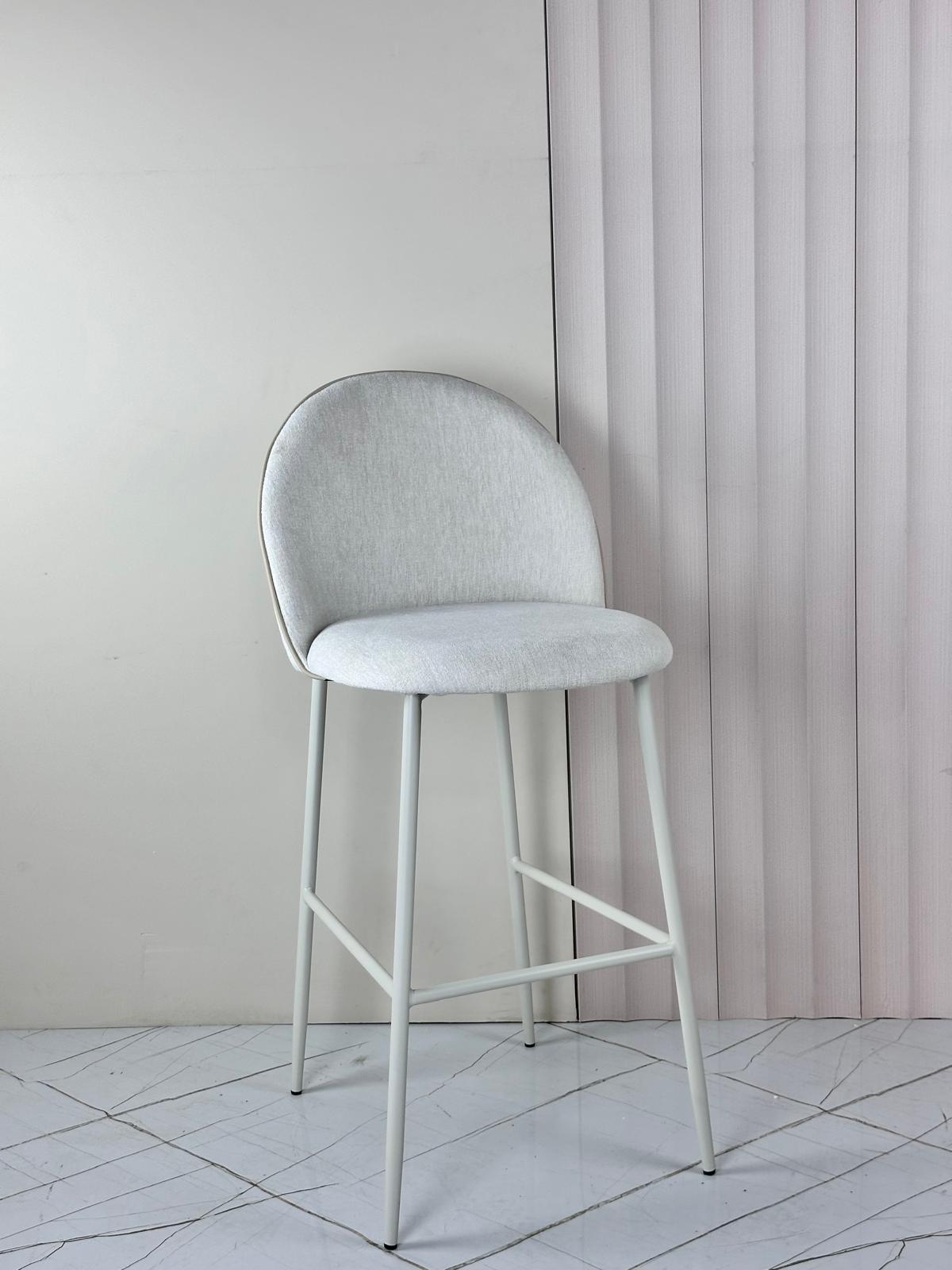 כיסא בר עם רגל שמנת ROYAL