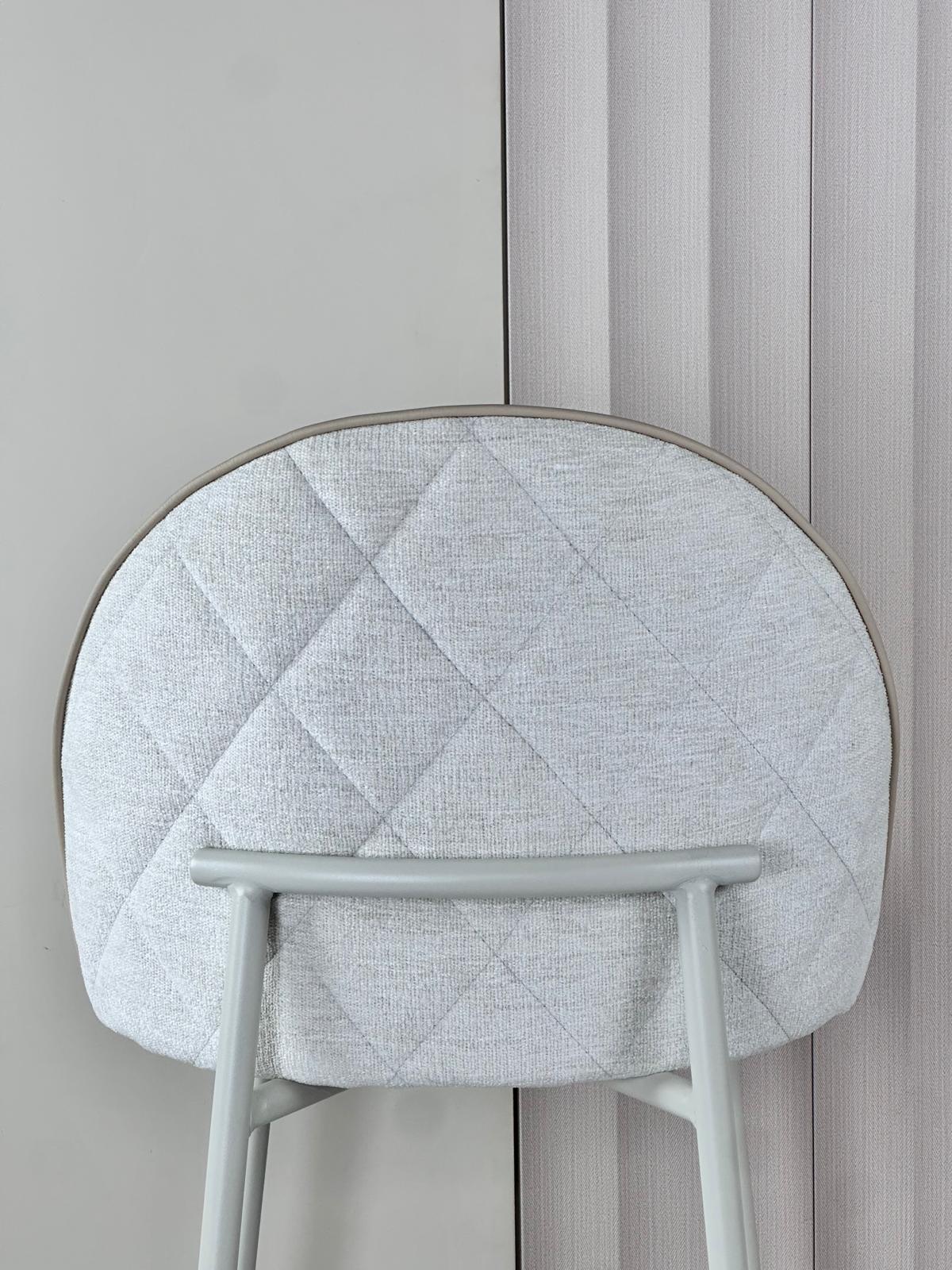 כיסא בר עם רגל שמנת ROYAL