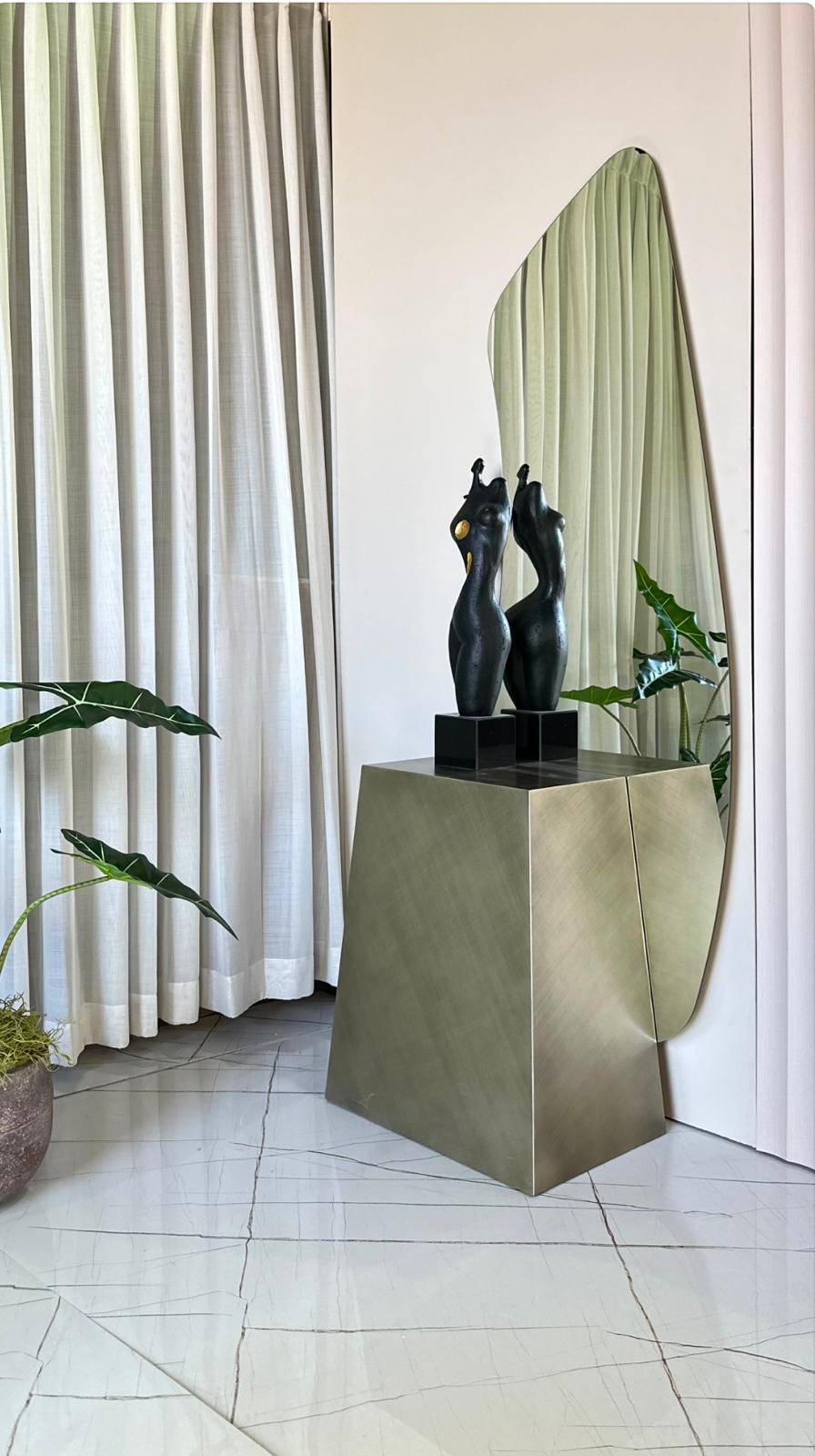 מראה עם בסיס מתכת