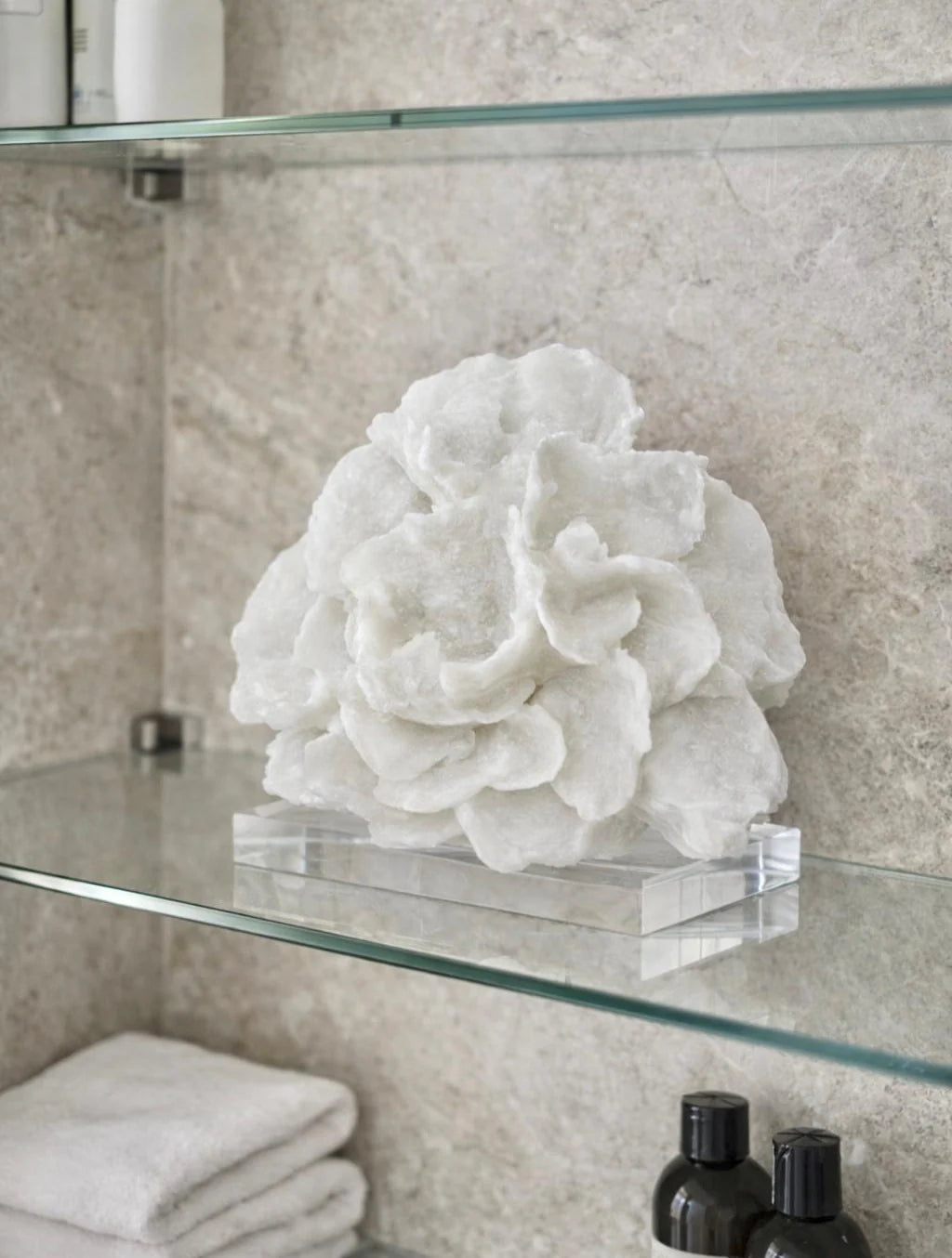 "פסל דקורטיבי “Alabaster Bloom” - פולירסין על בסיס קריסטלי "