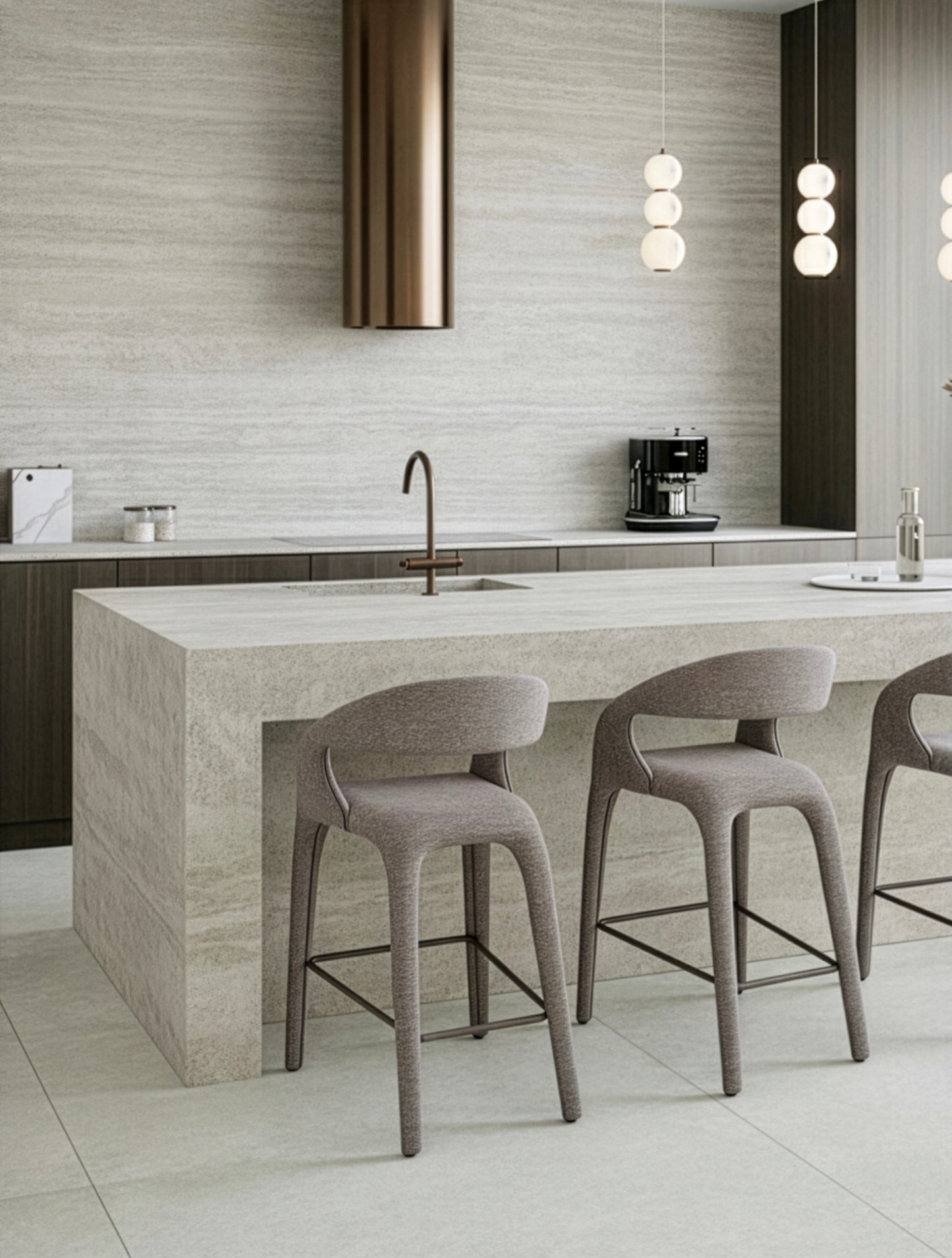 כיסא בר APPOLO מרופד בד בגוון טאופ-אפור עם גב מעוגל ורגלי מתכת דקות, מוצב ליד אי אבן במטבח מודרני מינימליסטי