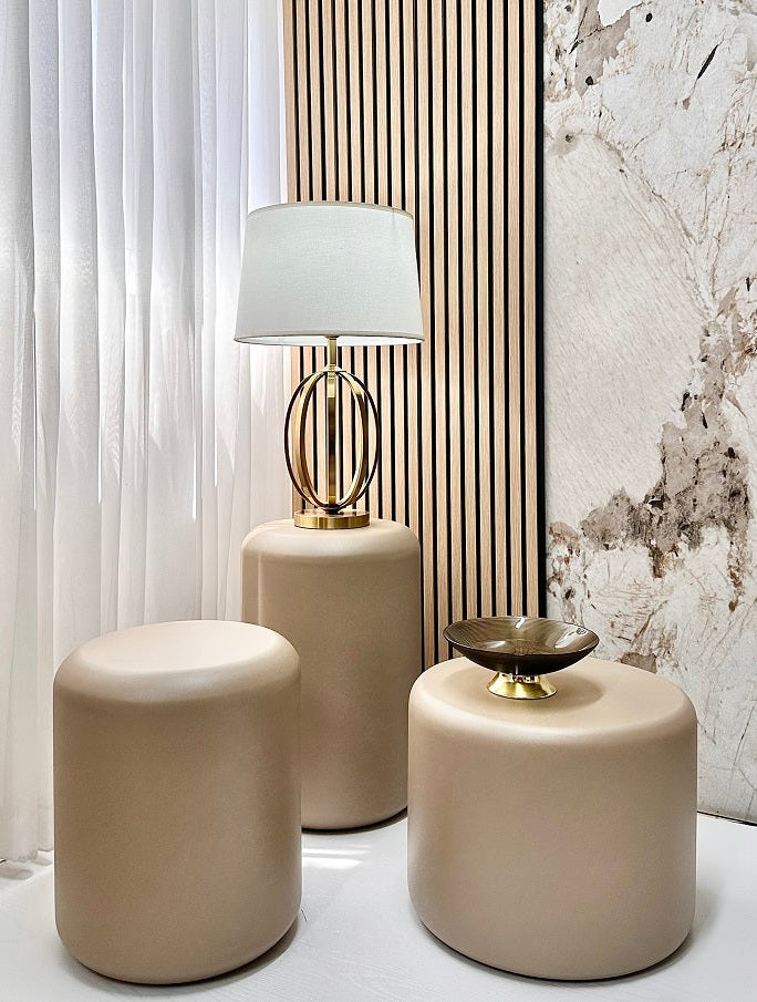 סט שלושה מעמדי דקורציה בצבע קפה בשלושה גדלים להצגת פריטי נוי לעיצוב הבית