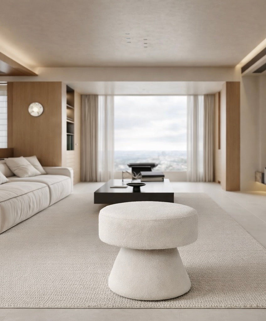 הדום ישיבה עגול בצבע קרם בעיצוב מינימליסטי