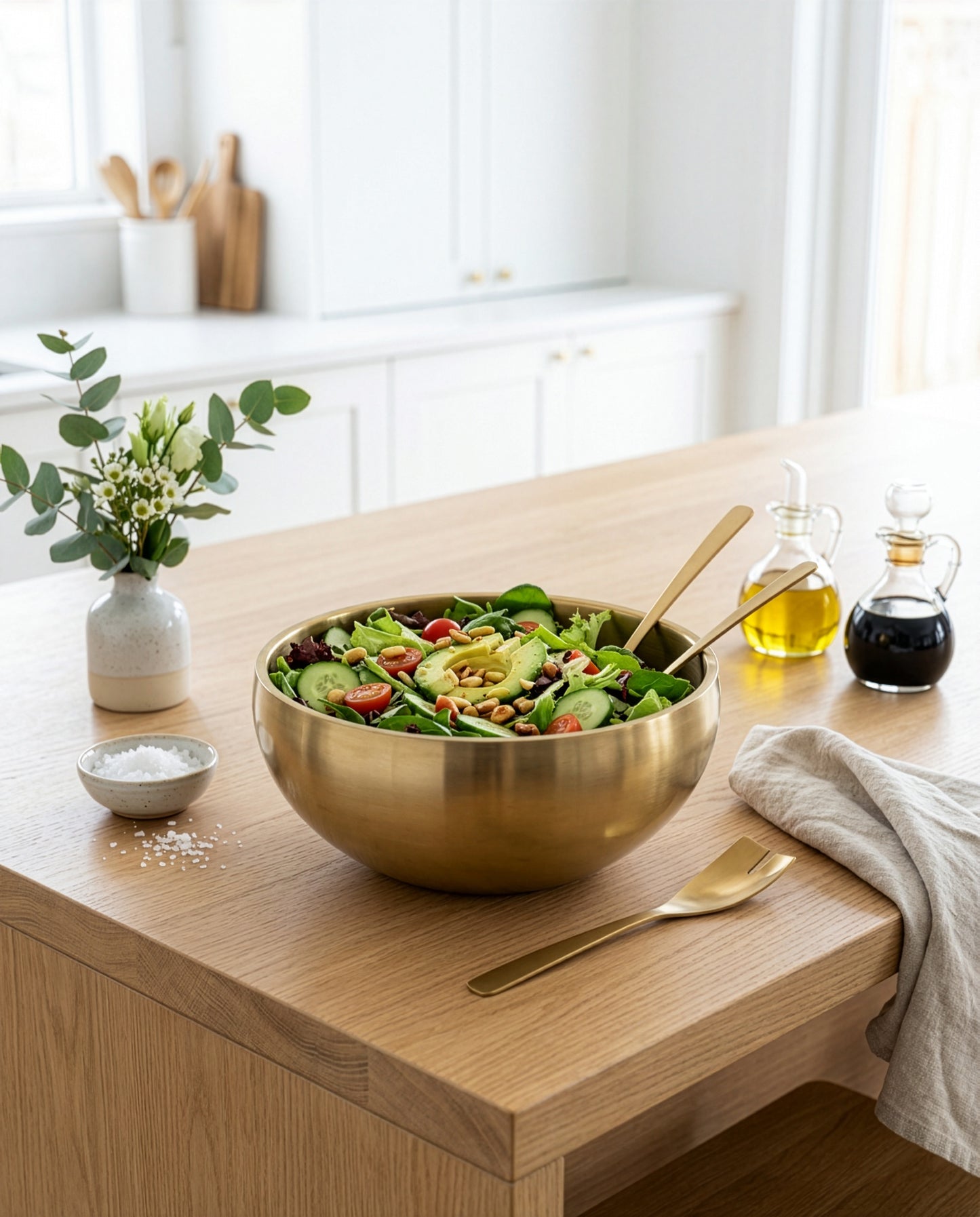 קערת הגשה מנירוסטה מוברשת. מלאה בסלט ירקות על שולחן אוכל