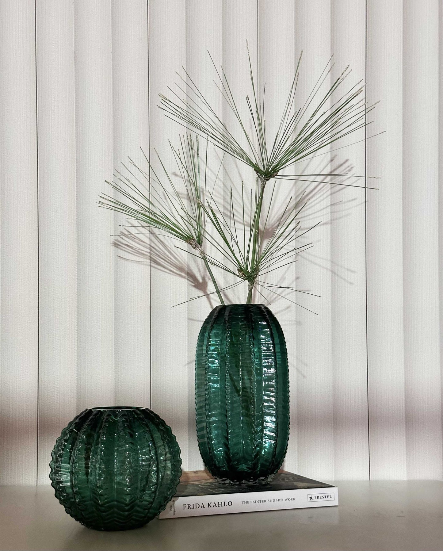 זוג אגרטלי זכוכית ירוקה- עיצוב טקסטורה גיאומטרית