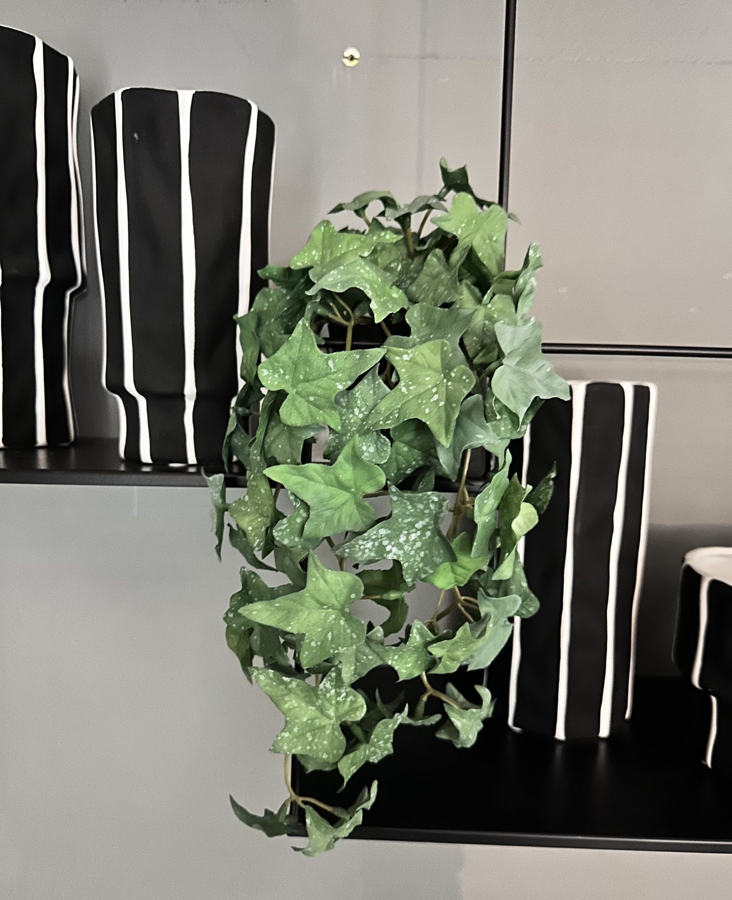 שלישית עציצים נשפכים - מגע אמיתי