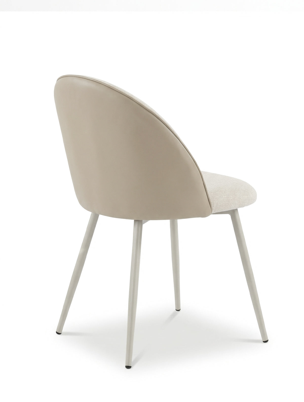 כיסא אוכל LUNA עם גב דמוי עור בגוון שמנת ובסיס מתכת בצבע סהרה, צילום סטודיו זווית אחורית