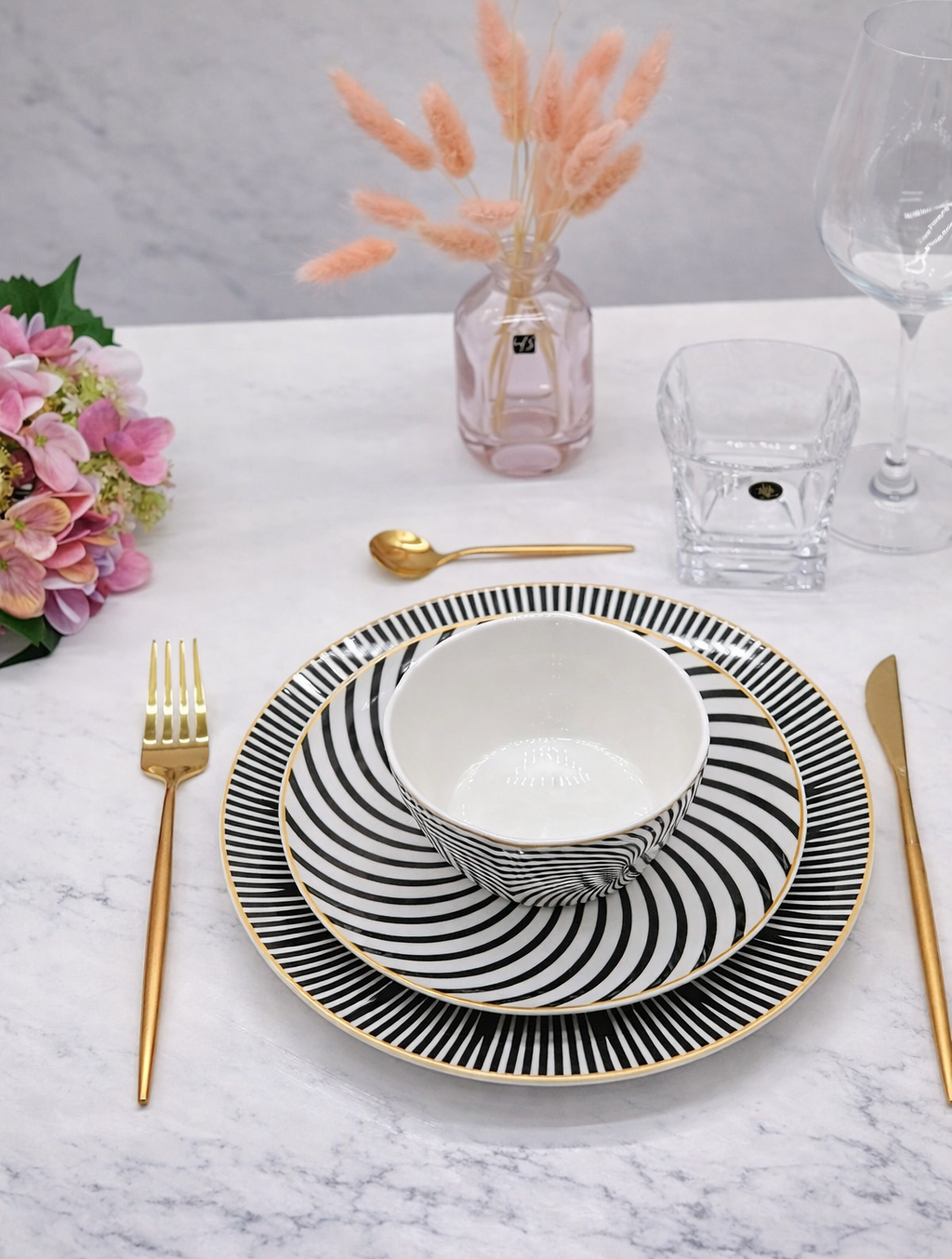 סט אוכל יוקרתי 18 חלקים שחור לבן עם נגיעות זהב – צלחת וקערית בעיצוב מודרני