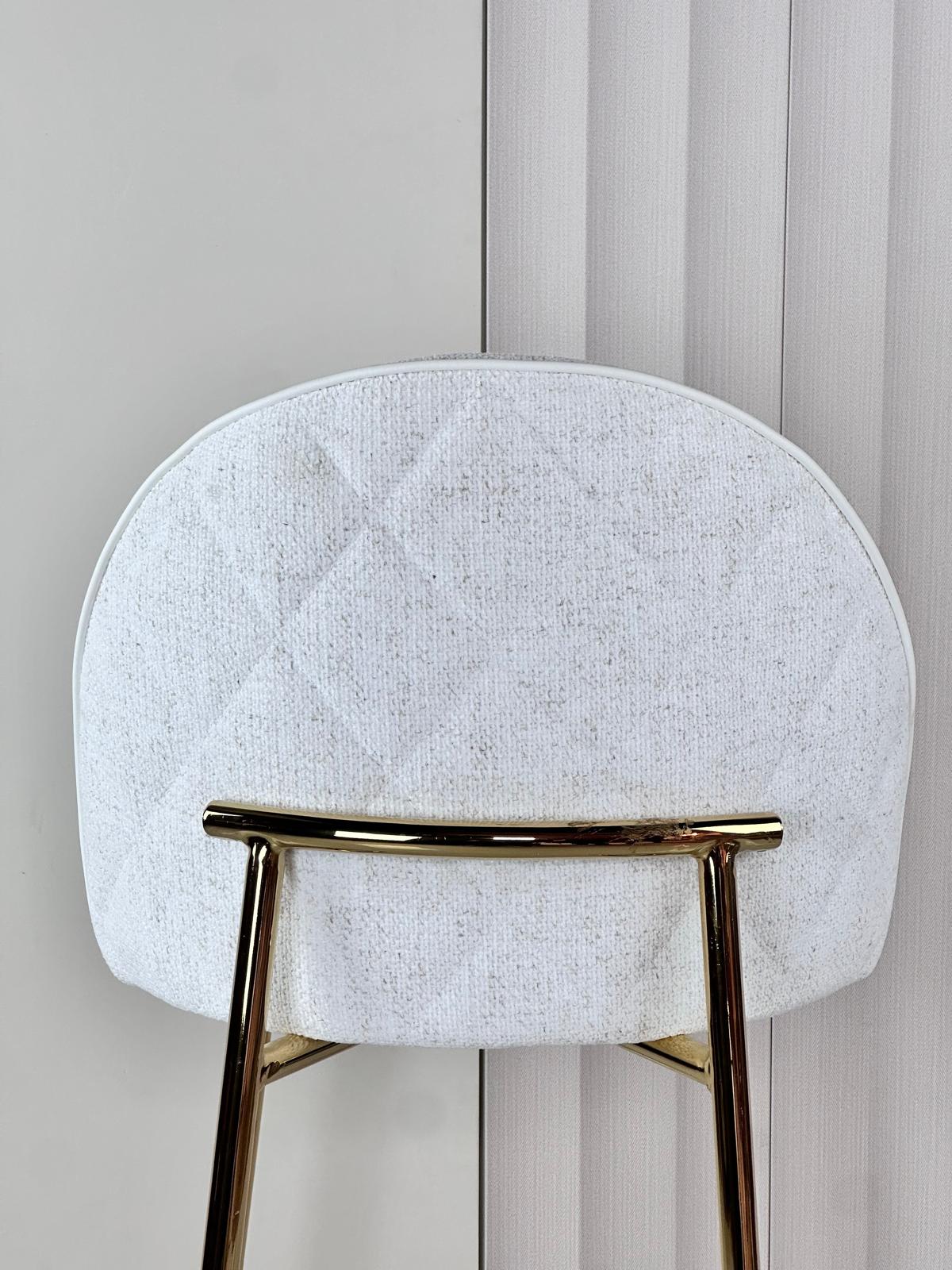 כיסא בר מודרני בהיר עם ריפוד בד וטקסטורה עדינה לעיצוב הבית