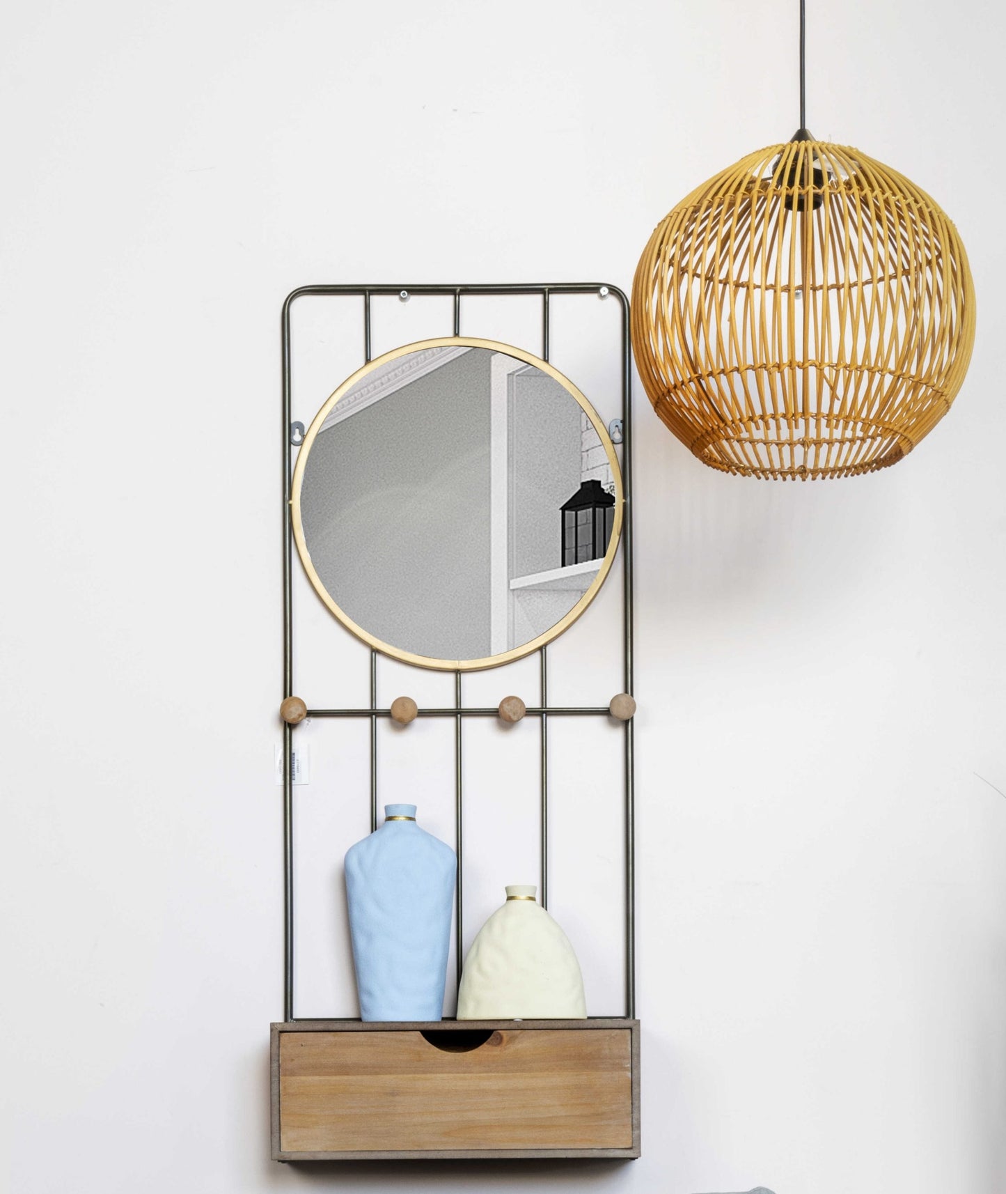 מתלה מעוצב עם מגירה ומראה