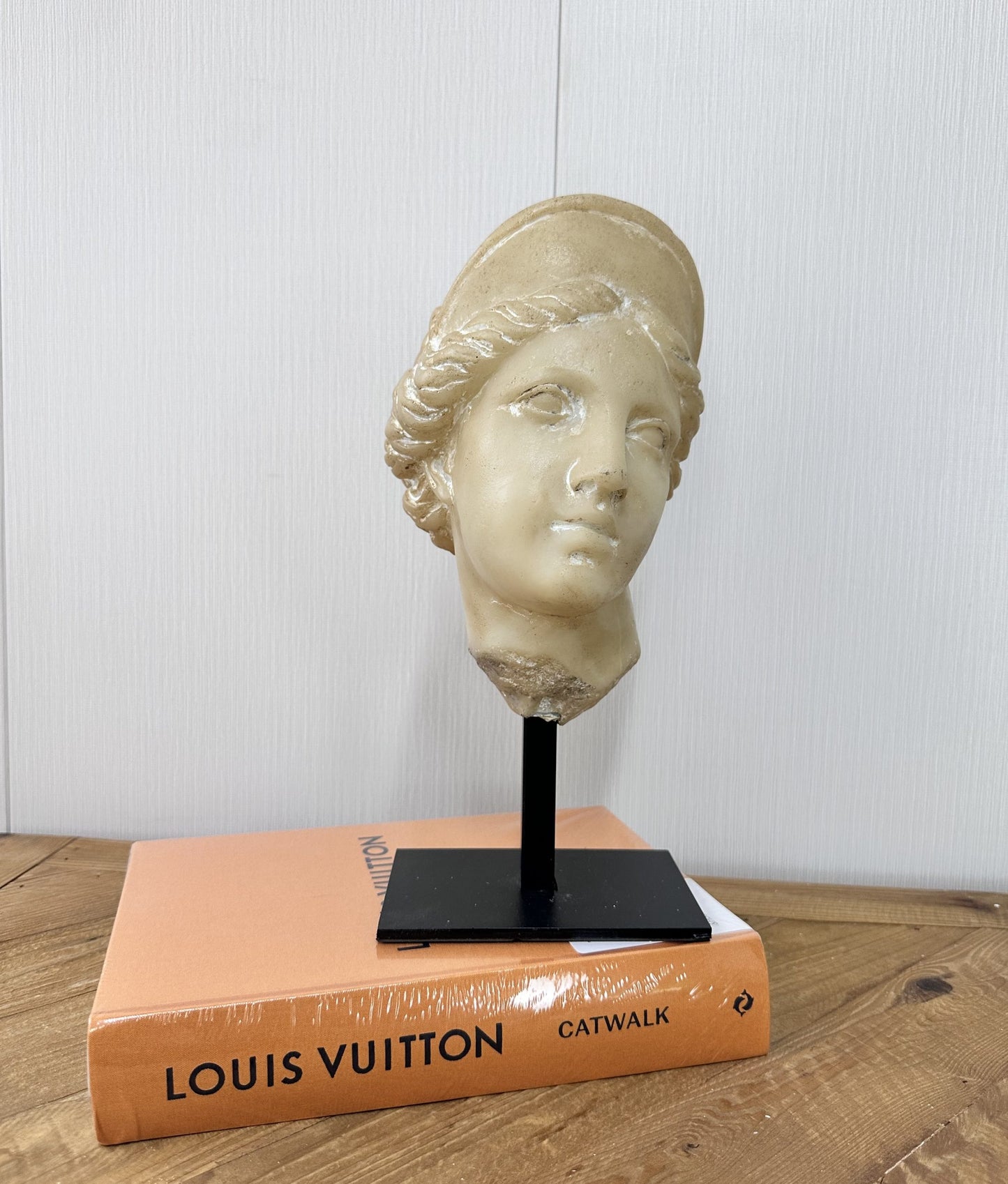 ראש פסל בסגנון יווני קלאסי על סטנד