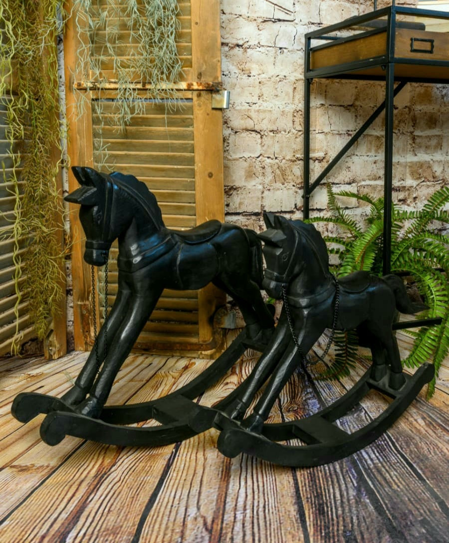 זוג פסלי סוס נדנדה מעץ מנגו טבעי בצבע שחור לעיצוב הבית