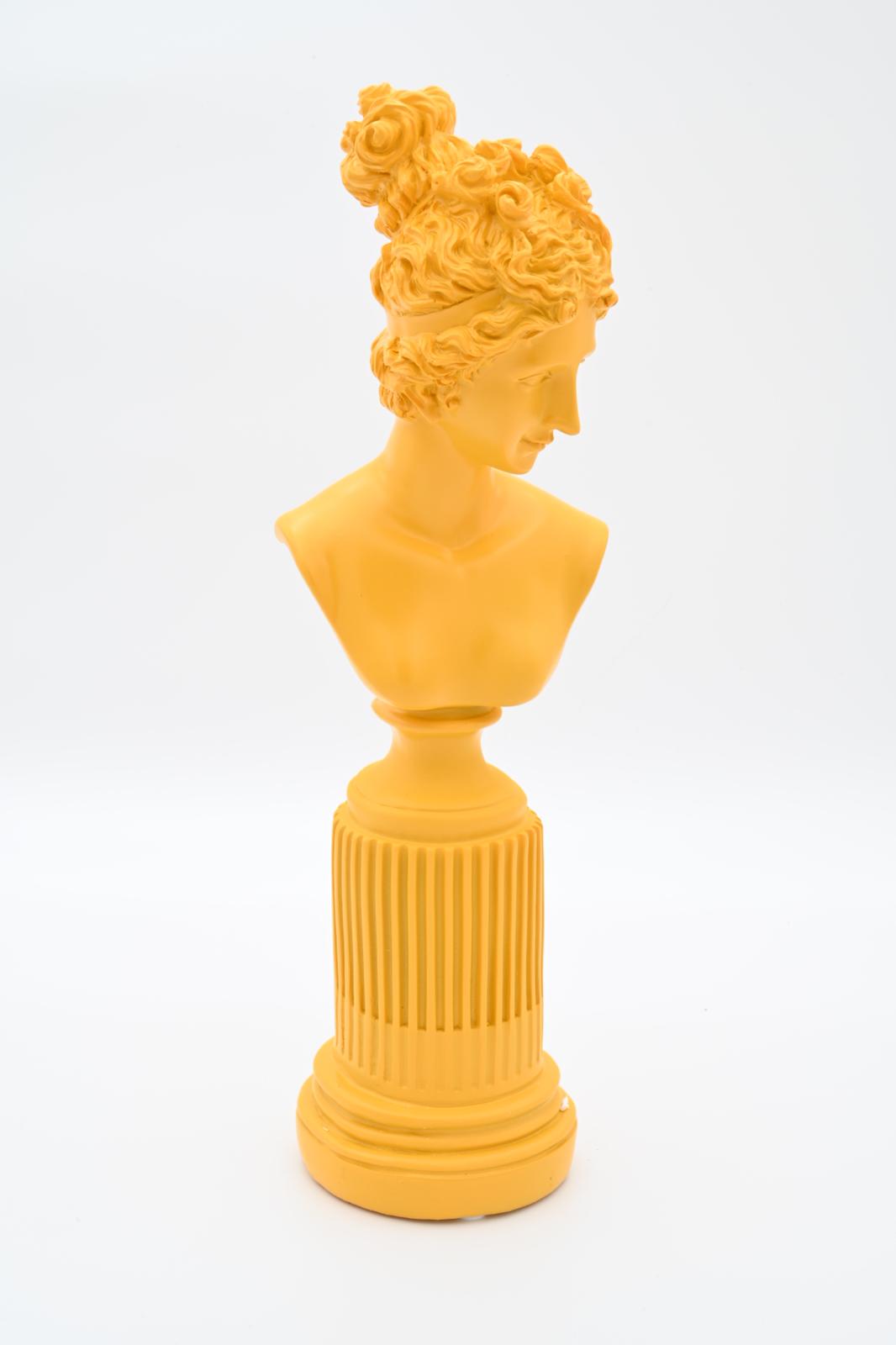 פסל אישה צהוב
