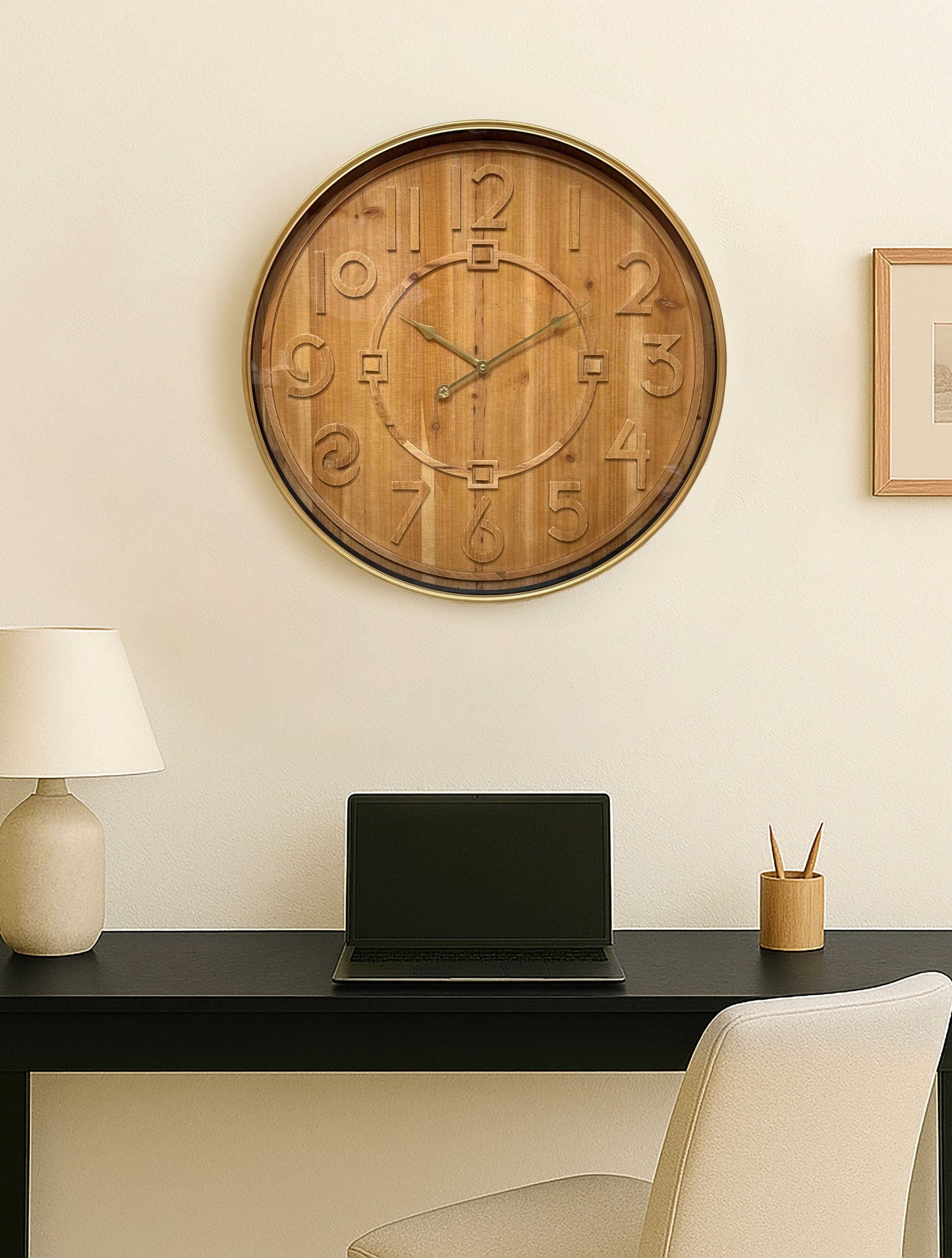שעון קיר מעץ טבעי עם חריטת ספרות עדינה