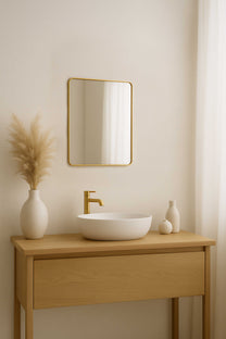 מראה מעוצבת במסגרת זהב עדינה