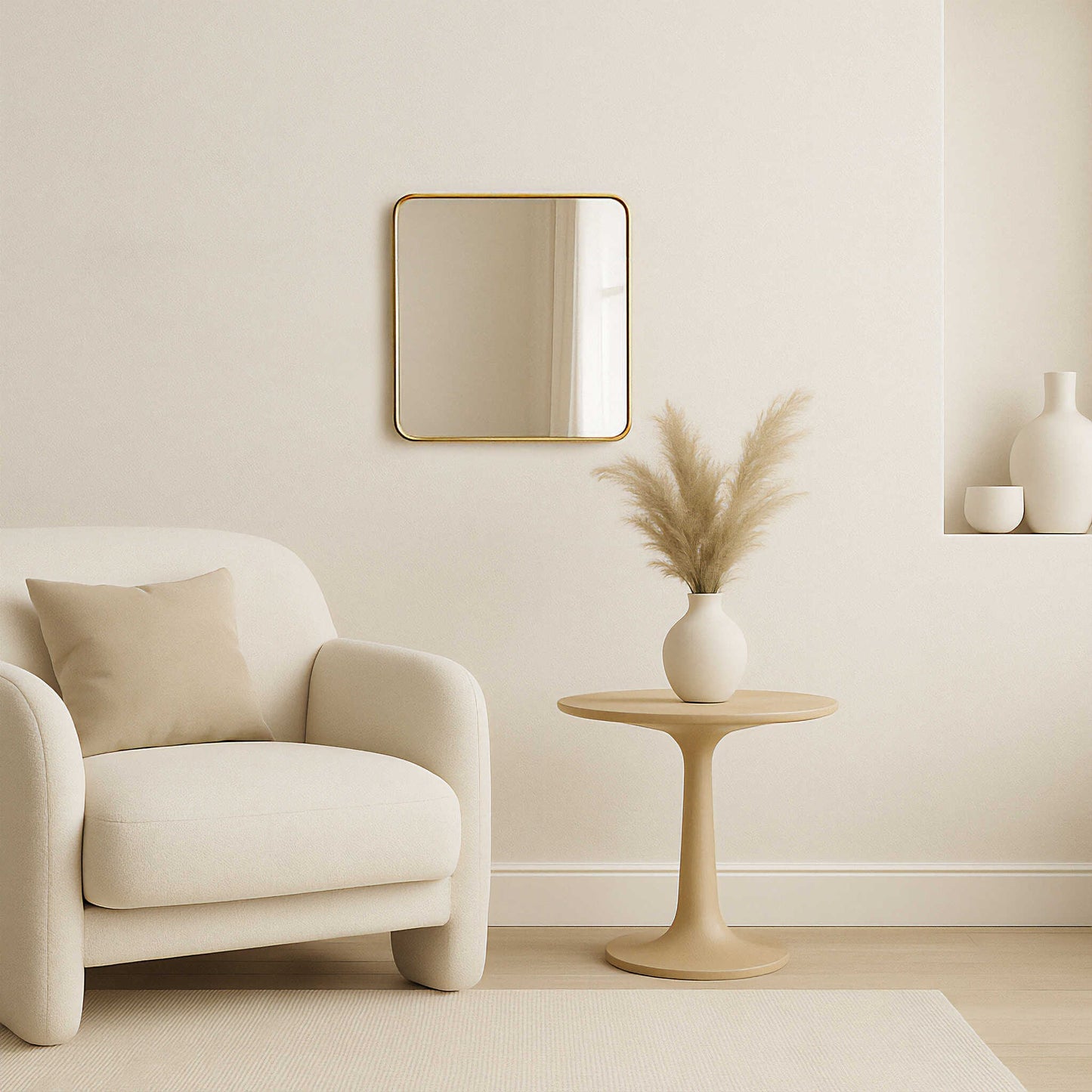 מראה מעוצבת במסגרת זהב דקה עדינה