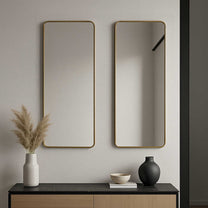 מראה מעוצבת עם מסגרת דקה ומרובעת