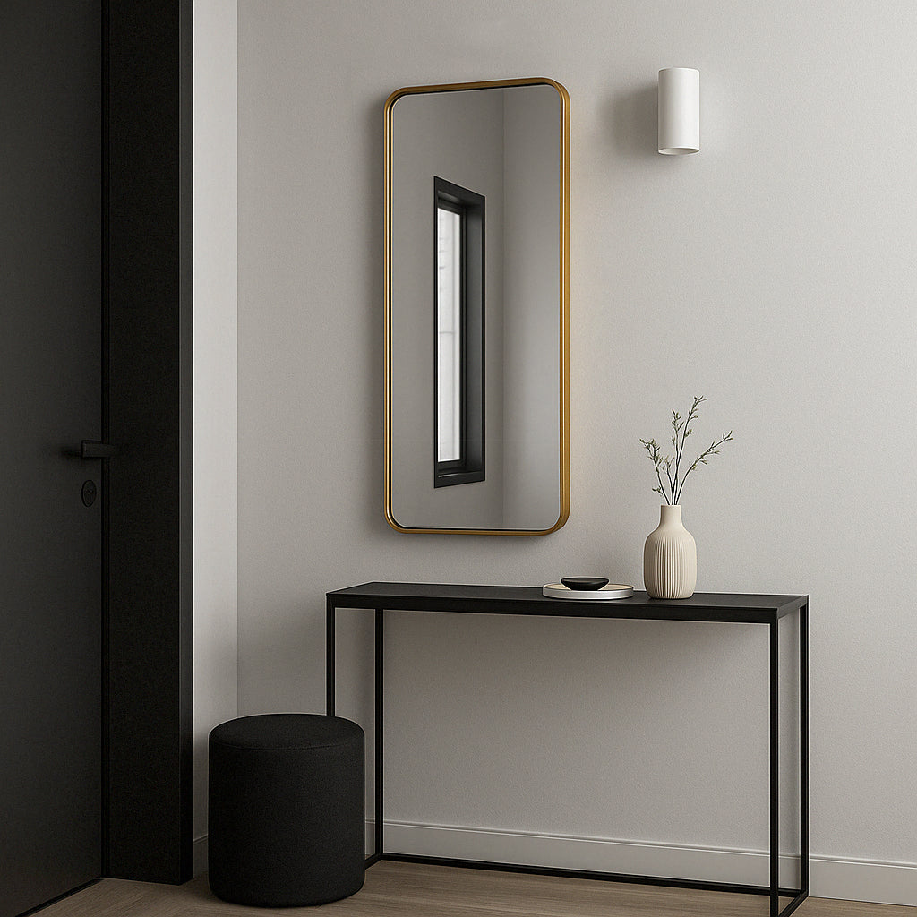 מראה מעוצבת עם מסגרת דקה ומרובעת