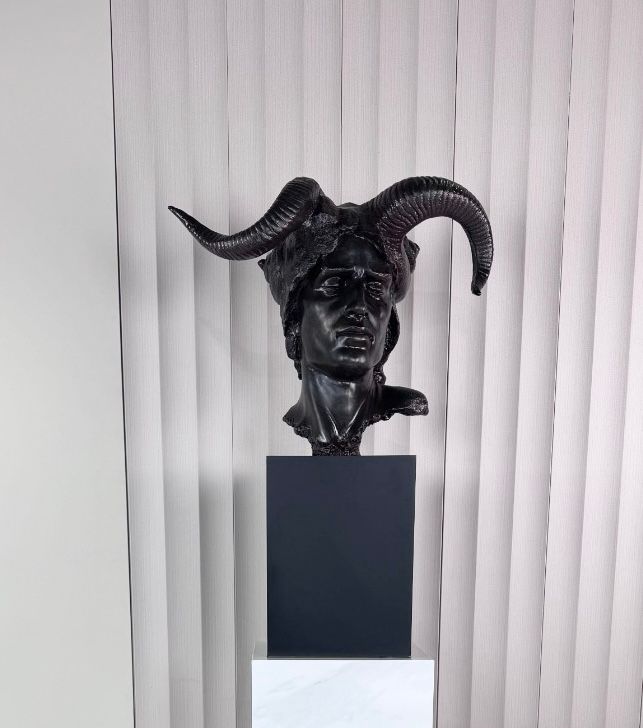 פסל שרף עם קרניים