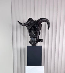 פסל שרף עם קרניים