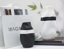 סט 2 אגרטלי קרמיקה בצבעים לבן ושחור