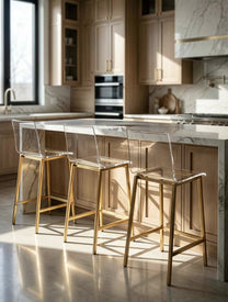 כיסא בר AURA – שקיפות אולטרה־יוקרתית עם בסיס מתכת בגימור זהב