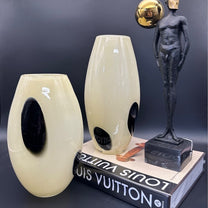 סט 2 אגרטלי זכוכית אובלי בצבע לבן עם עיגולים שחורים