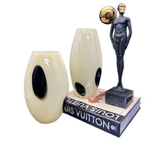 סט 2 אגרטלי זכוכית אובלי בצבע לבן עם עיגולים שחורים