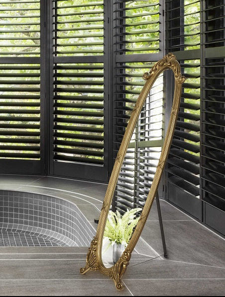 מראה עומדת יוקרתית בסגנון צרפתי עם מסגרת זהב מעוטרת