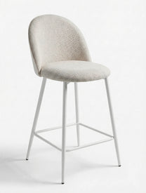 כיסא בר מרופד בד בהיר עם גב מעוגל ובסיס מתכת לבן