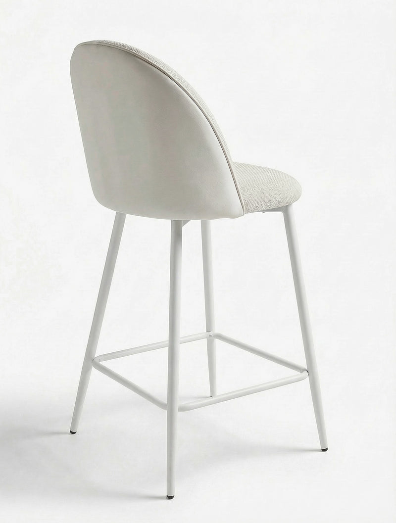 כיסא בר מרופד בד בהיר עם גב מעוגל ובסיס מתכת לבן