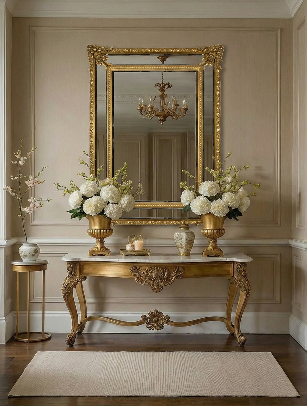 מראת קיר בארוק גדולה בבית מעוצב קלאסי מעל לקונסולה בסגנון צרפתי 