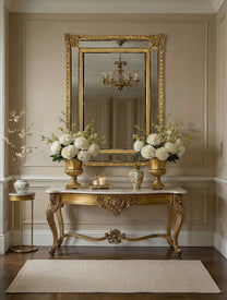 מראת קיר בארוק גדולה בבית מעוצב קלאסי מעל לקונסולה בסגנון צרפתי 