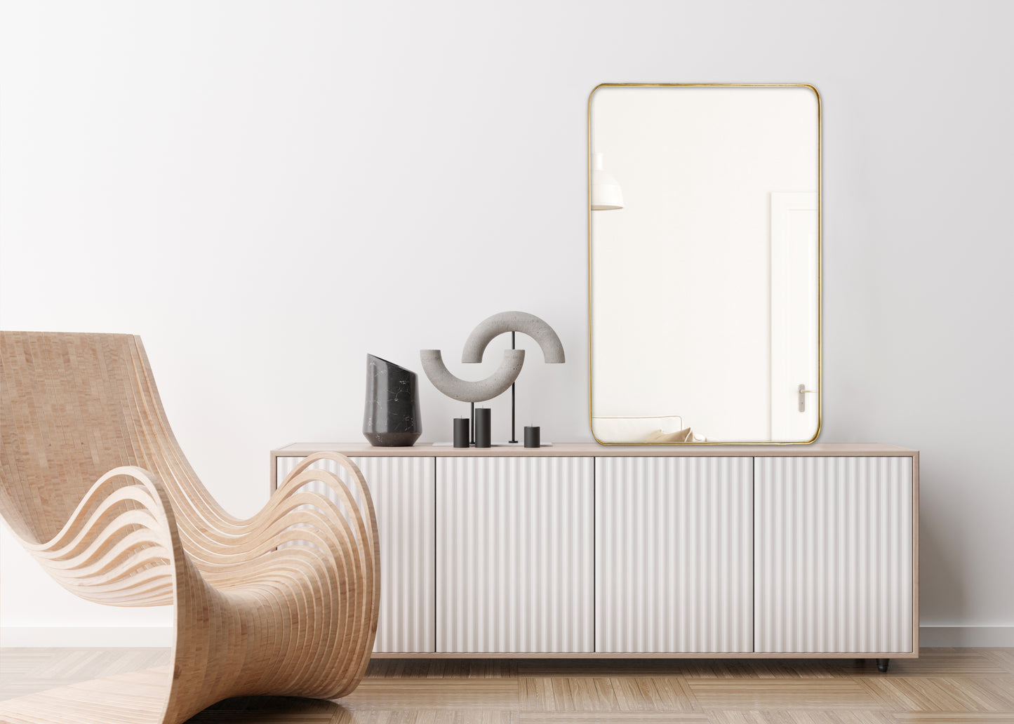 מראה מעוצבת במסגרת דקה ועדינה מלבנית