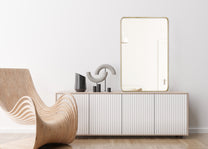 מראה מעוצבת במסגרת דקה ועדינה מלבנית