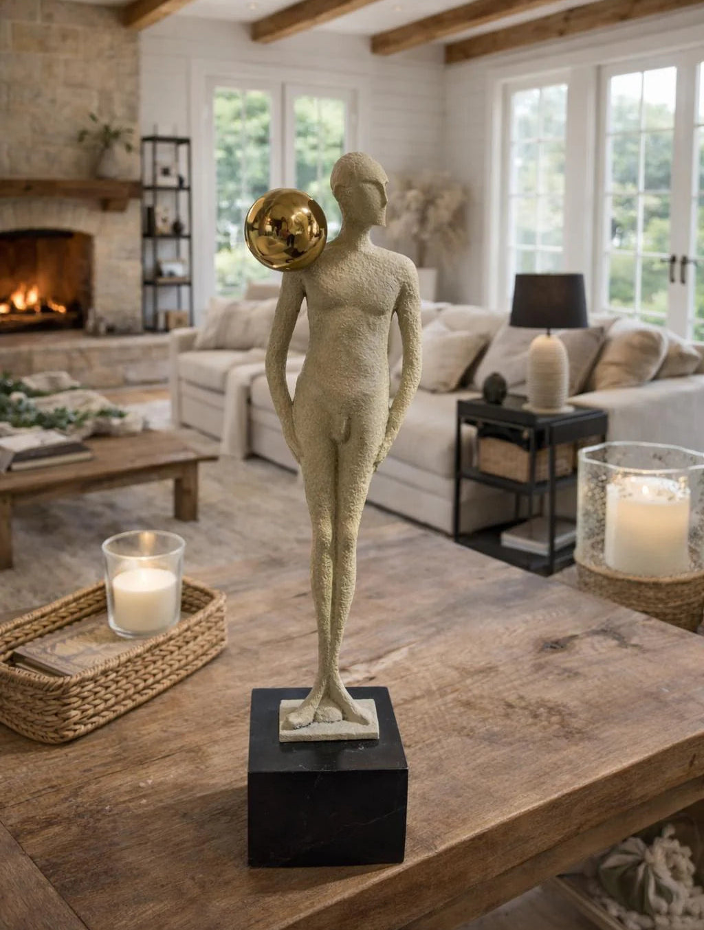 פסל דמות מודרני עם כדור זהב