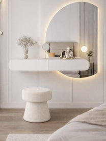 פינת איפור הכוללת שידה צפה