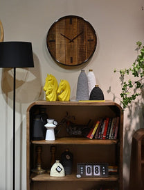 שעון מתכת רקע עץ