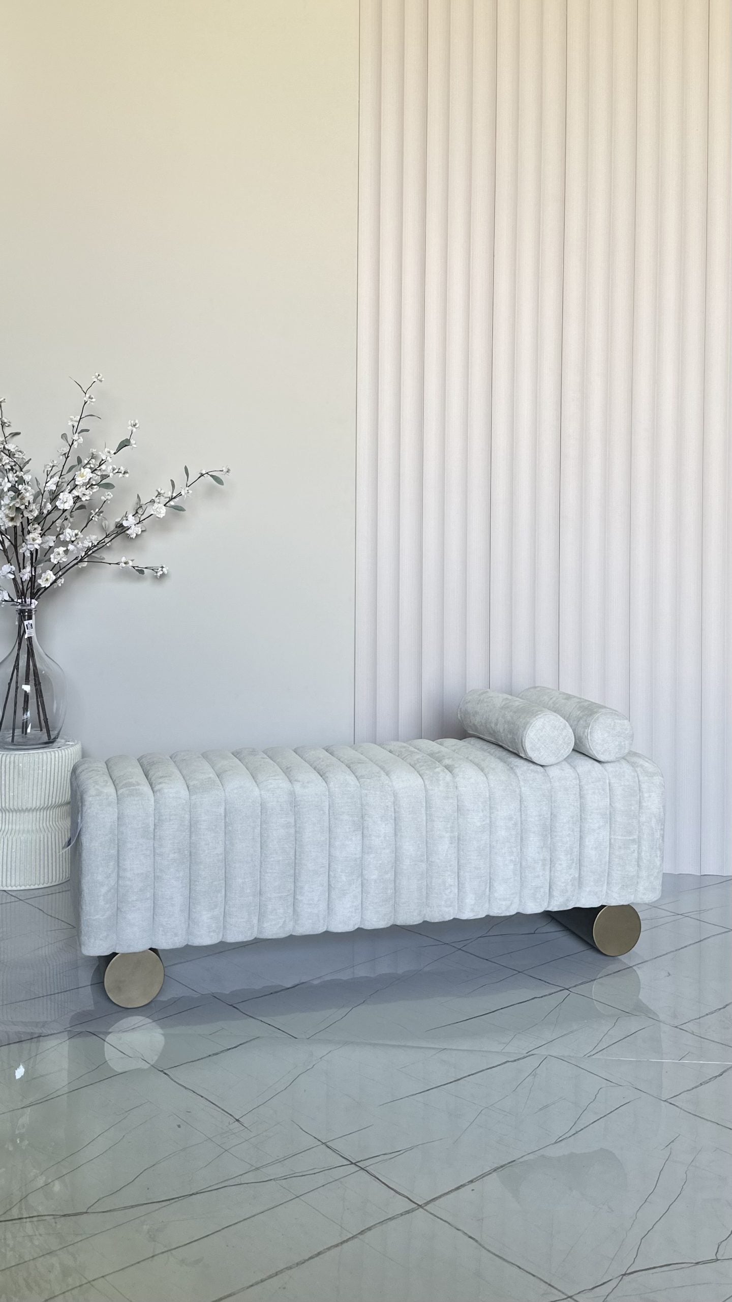 הדום STRIPES עם רגלי מתכת ושתי כריות בצבע שמנת