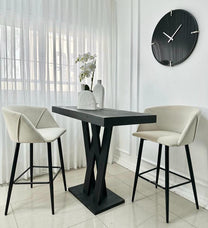 כיסא בר רגלים שחורות