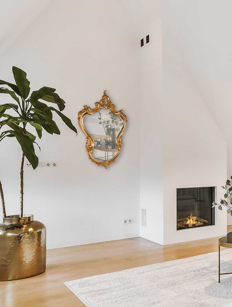 מראה בסגנון צרפתי מהמהאה ה 18 בסלון מינימליסטי עם אח דולקת