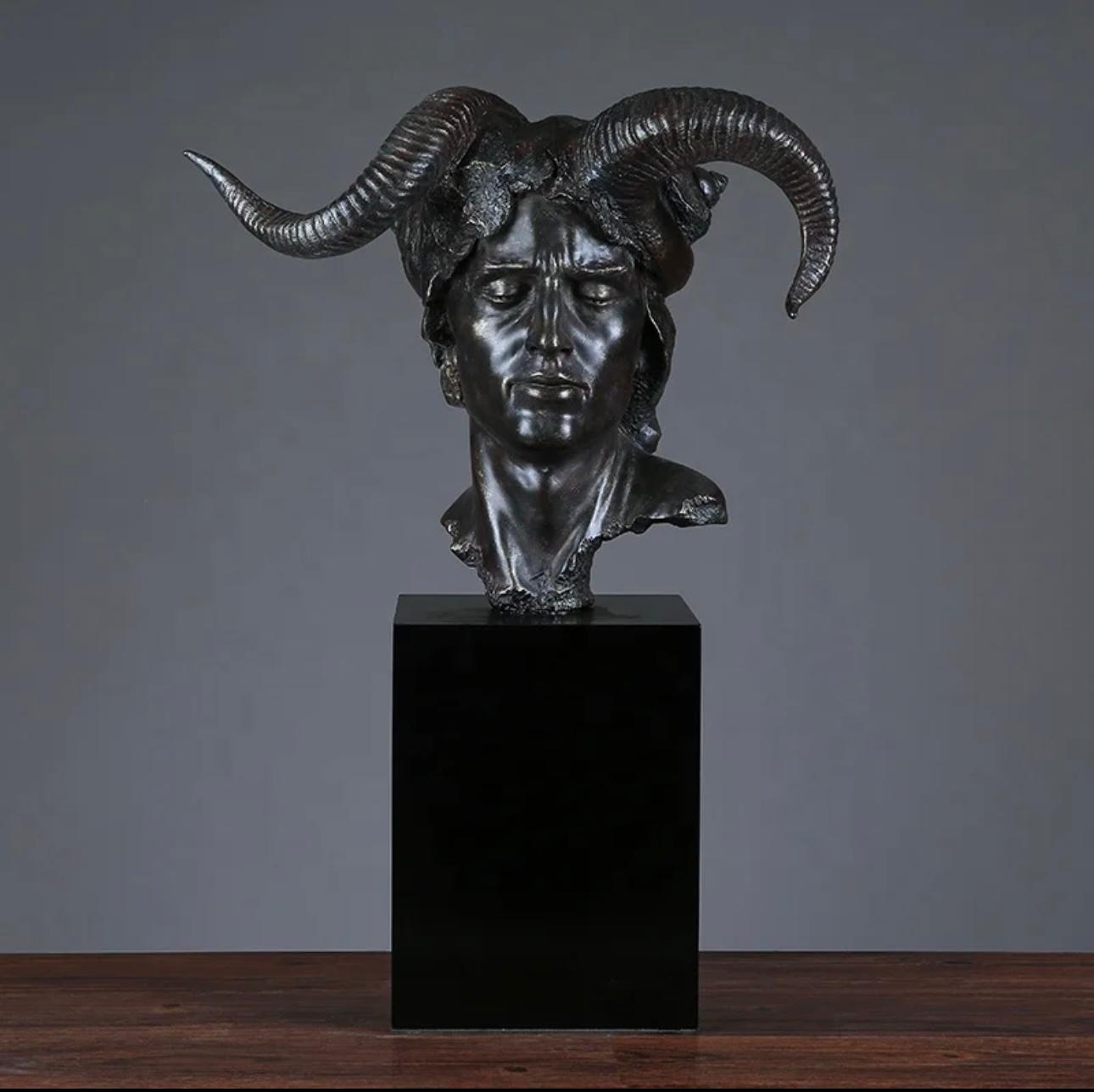 פסל שרף עם קרניים